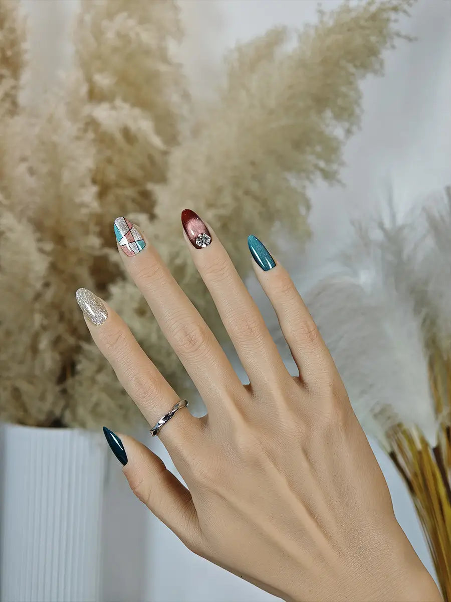 Vintage Emerald Geometric Glitter Nail Set – Retro Luxury Style