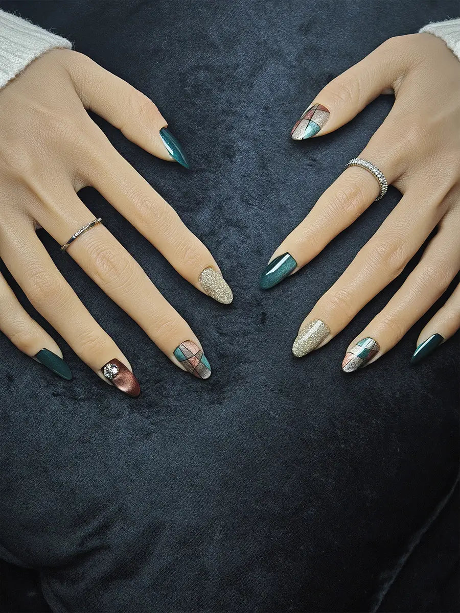 Vintage Emerald Geometric Glitter Nail Set – Retro Luxury Style