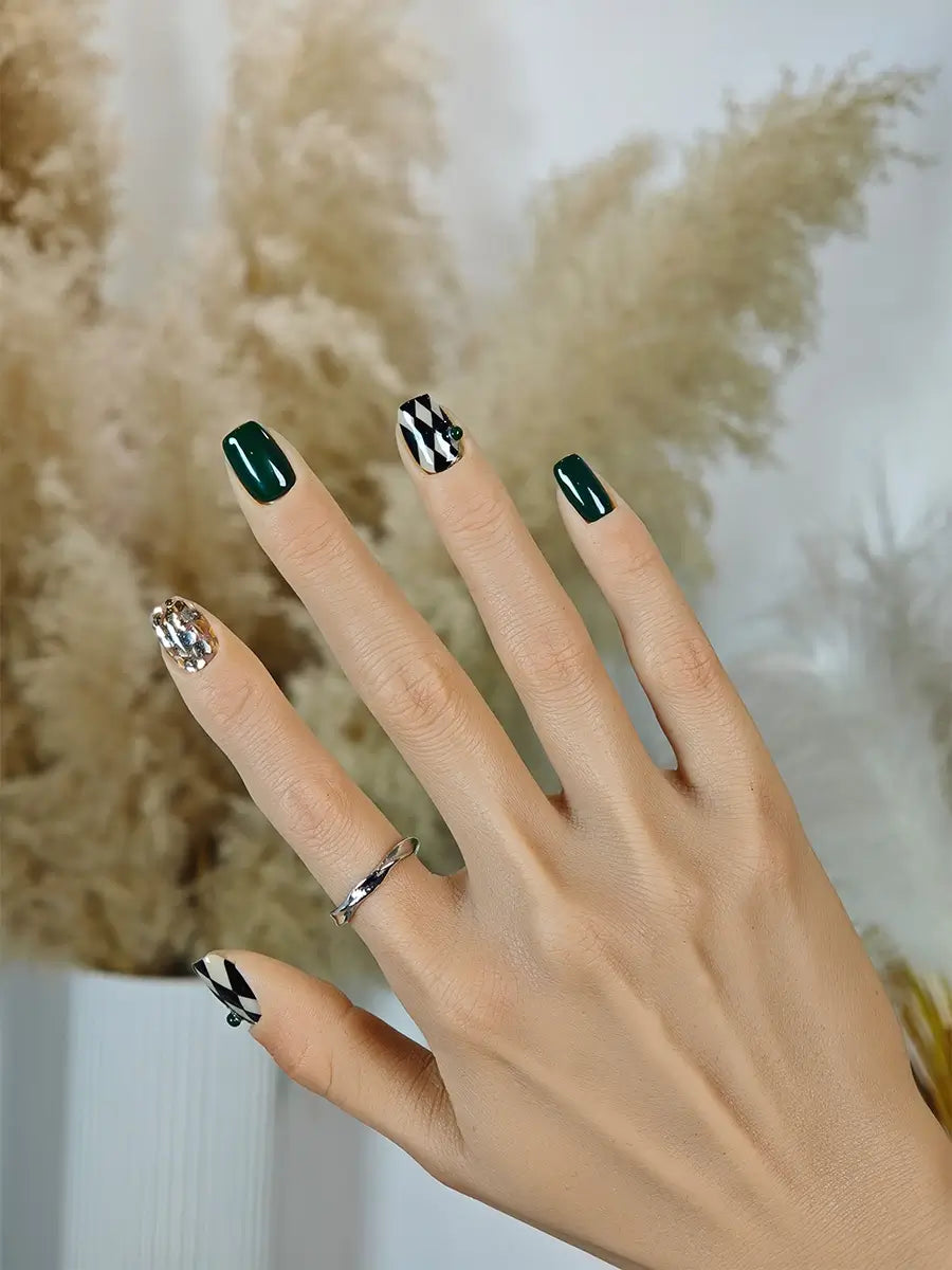 Green & Checkered Fake Nails – Short Coffin Press On for Trendy Looks