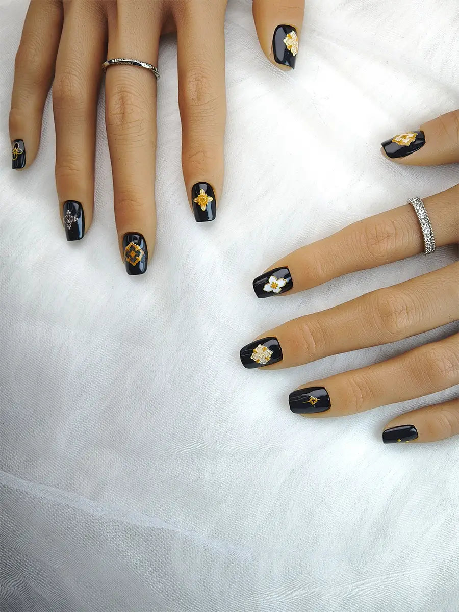 Black & Gold Royal Nails – Short Fake Nails with Luxury Crest