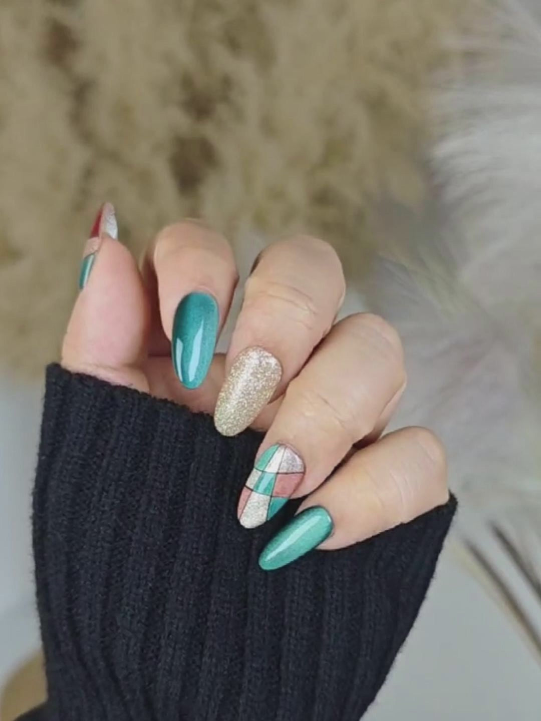 Vintage Emerald Geometric Glitter Nail Set – Retro Luxury Style