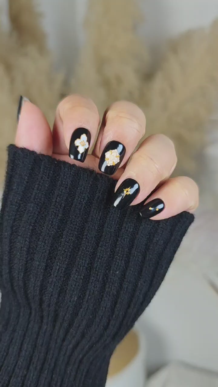 Black & Gold Royal Nails – Short Fake Nails with Luxury Crest